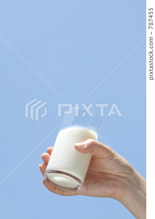 图库照片: 女人的手和饮料(牛奶)的天空