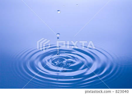 照片素材(图片): 涟漪 波纹 水滴