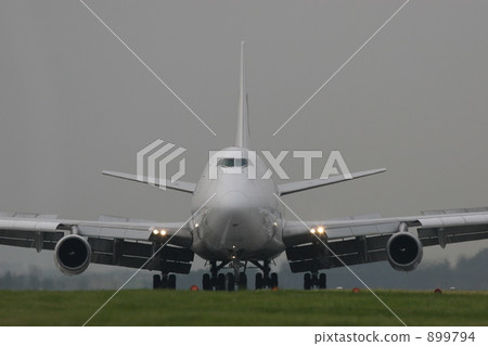 stock photo: jumbo jet coming down