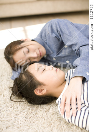 图库照片: 小学生 女儿 妈妈