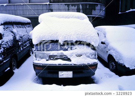 照片素材(图片): 积雪 汽车 交通工具