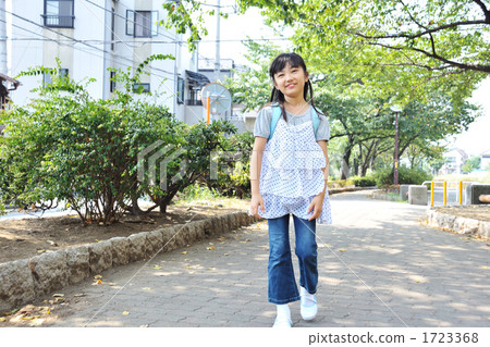 图库照片: 小学生 行走 步行