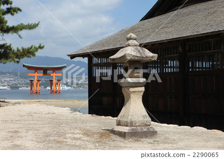 图库照片【世界遗产】oki宫岛的石灯笼·严岛神社和otorii