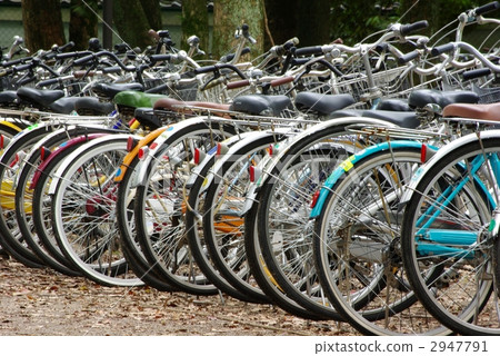 停车场停有30辆自行车和三轮车,共有70个轮子