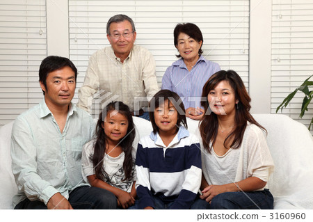 三代人 家庭 父母和小孩