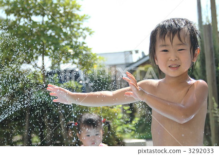 图库照片: 淋浴时玩水