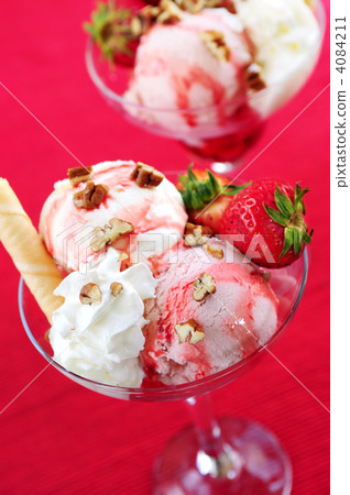 strawberry ice cream sundae
