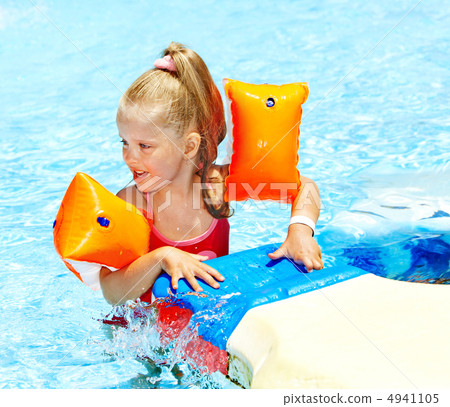 图库照片: child with armbands in swimming pool