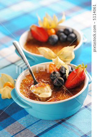 图库照片: creme brulee (cream brulee, burnt cream)