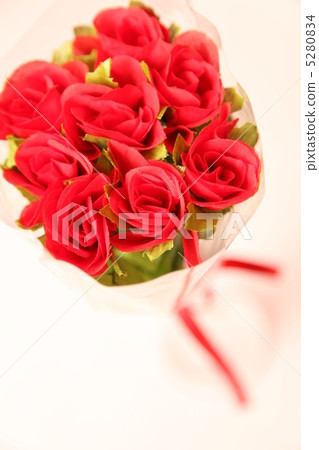 求赞玫瑰花的诗句。谢谢