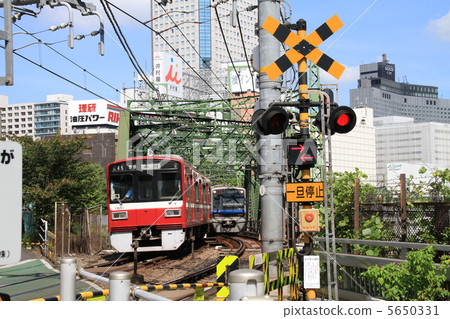 照片素材(图片): 铁路道口 火车 电气列车