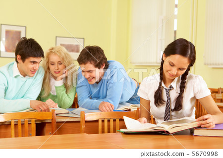 students,figures 图库照片: reading students