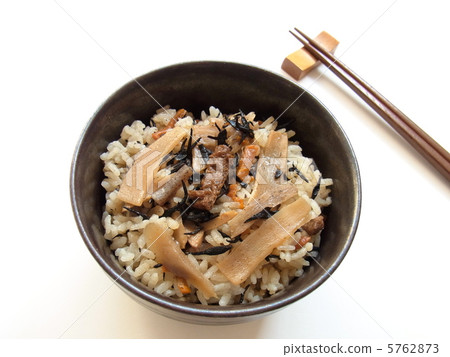 照片素材(图片): 煮杂烩饭 竹笋饭 熟饭