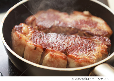 frying in the pan,thefryingpan 图库照片: beef steak in a frying pan