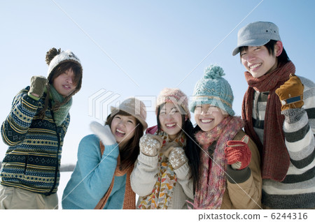 图库照片: 微笑对多雪的领域的青年人