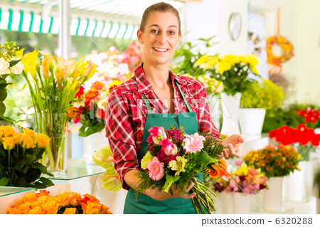 photo : female florist in flower shop