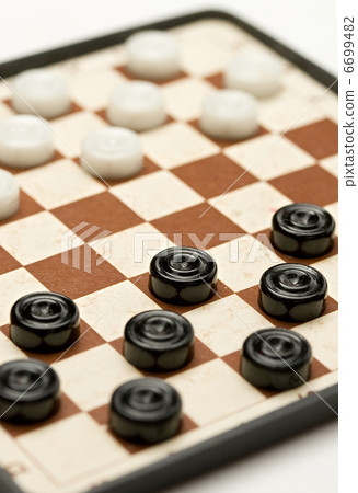 travelling draughts on playing field