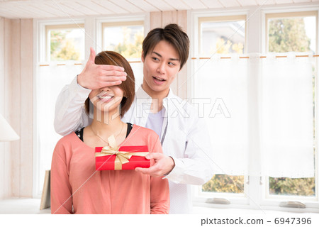 照片素材(图片 一对夫妇送礼物与眼罩