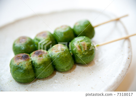 photo : kusa dango, dumplings, mugwort dango
