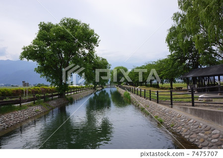 灌溉用水 水槽 灌溉渠道或沟渠