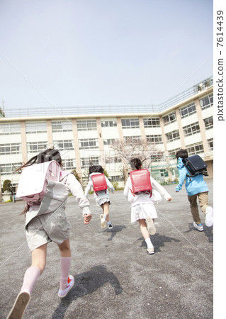 图库照片: 书包 背影 小学