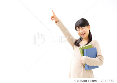 姿势_表情_动作 姿势 指示 照片 指向书的女孩拿着书 首页 照片 姿势