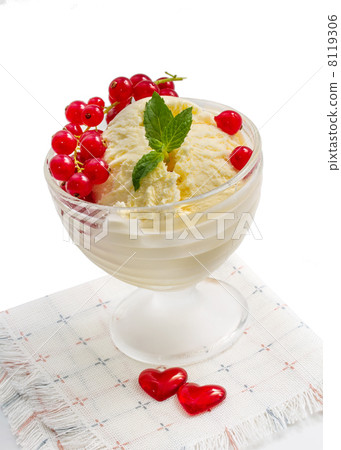 图库照片: vanilla ice cream with red currants on a white back