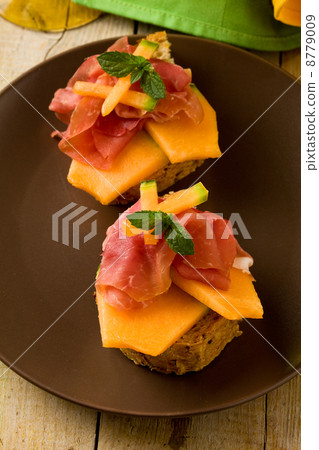 图库照片: ham and melon appetizer