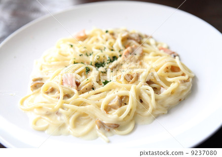 图库照片: spaghetti white sauce with salmon