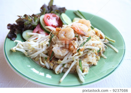 图库照片: thai food padthai fried noodle with shrimp