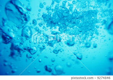 图库照片: air bubbles in fresh blue water