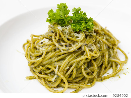 照片 italian pasta spaghetti with pesto sauce and basil leaf