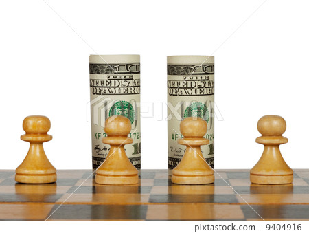 照片: dollars on the chess board