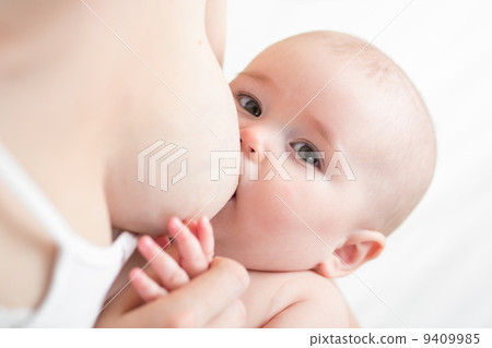 photo : mother breast feeding her infant baby girl