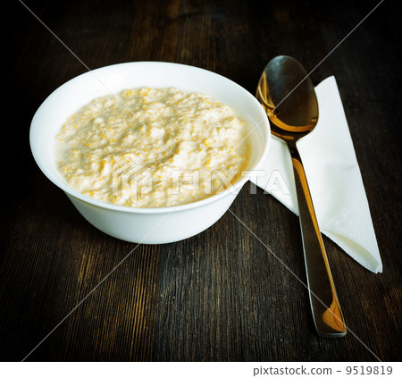 照片素材(图片): bowl of oat porridge on wooden table