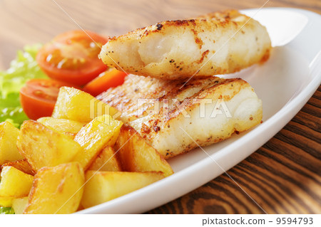 图库照片 roasted codfish fillet with vegetables