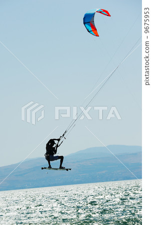 图库照片: sky-surfing on lake kinneret