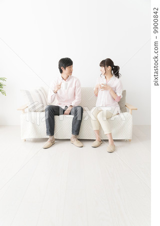 首页 照片 人物 男女 情侣/夫妻 一对夫妇在沙发上聊天*pixta限定