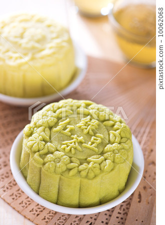 图库照片: snowy skin green tea with red bean paste mooncake