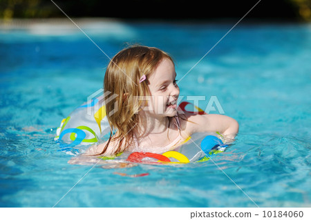 照片素材(图片): pretty little girl swimming in a pool