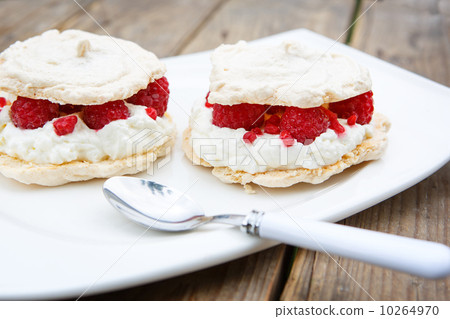 pavlova cake with raspberries and white meringue-图库照片