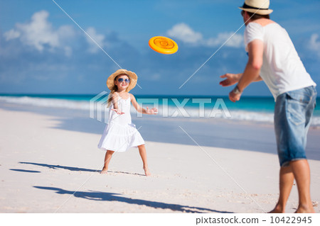 father and daughter playing frisbee