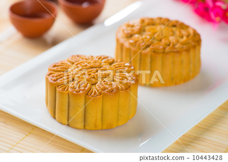 图库照片: traditional chinese mooncake in festival