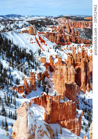 图库照片 bryce canyon with snow in winter.