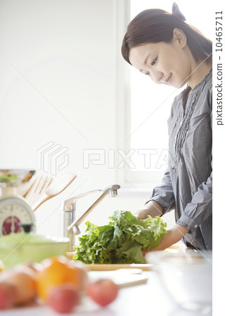 人物 女性 主妇 照片 妇女在厨房里洗莴苣 首页 照片 人物 女性 主妇