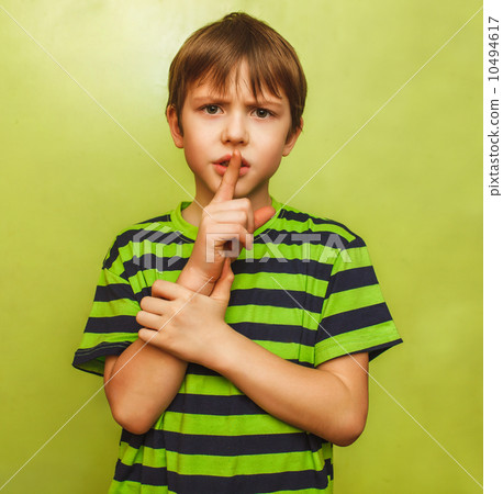 图库照片: young boy kid shows sign hand gesture