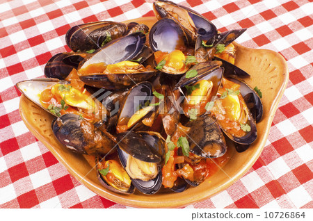 steamed mussels with marinara sauce