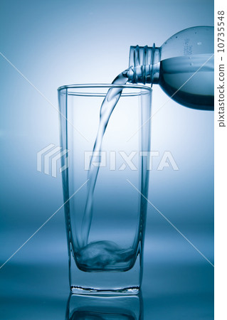 图库照片: pouring water