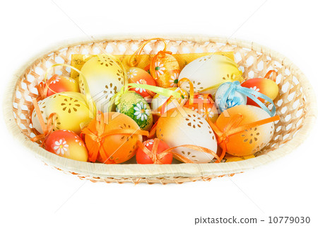 eggs图片,meat图片 图库照片: painted easter eggs with ribbon in basket on white