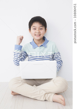 碰拳 小学生 男孩们